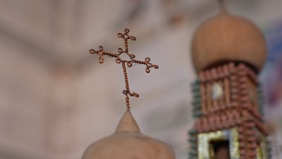 На Вінниччині чоловік перетворює сірники на мініатюрні храми, млини та будиночки На Вінниччині чоловік перетворює сірники на мініатюрні храми, млини та будиночки