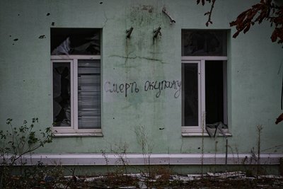 «Дивлюся під ноги, а слухаю небо»: як живуть люди у «червоній зоні» Дніпровського району Херсона «Дивлюся під ноги, а слухаю небо»: як живуть люди у «червоній зоні» Дніпровського району Херсона