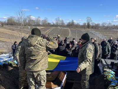 На Тернопільщині попрощалися з військовим Євгеном Годованим На Тернопільщині попрощалися з військовим Євгеном Годованим