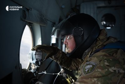 Інструктор спостерігає за процесом десантування особового складу одразу після того як останній боєць здійснив стрибок Інструктор спостерігає за процесом десантування особового складу одразу після того як останній боєць здійснив стрибок