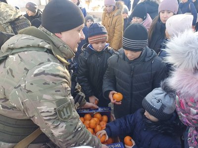 "Миколай у пікселі": бійці 103 бригади ТрО подарували понад 300 подарунків дітям на сході "Миколай у пікселі": бійці 103 бригади ТрО подарували понад 300 подарунків дітям на сході