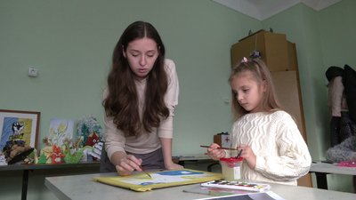 Дівчинка з Ірпеня продає картини й допомагає ЗСУ Дівчинка з Ірпеня продає картини й допомагає ЗСУ