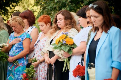 На церемонії були присутні рідні, побратими, вчителі, учні та небайдужі жителі міста На церемонії були присутні рідні, побратими, вчителі, учні та небайдужі жителі міста
