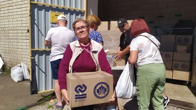 Понад дві сотні наборів: у Черкасах волонтери роздали продукти переселенцям Понад дві сотні наборів: у Черкасах волонтери роздали продукти переселенцям