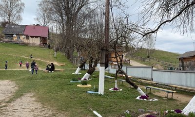 Діти граються на території дитсадка в селі Самакова Чернівецької області Діти граються на території дитсадка в селі Самакова Чернівецької області