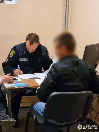 Поліцейські Харківщини затримали підозрюваного у підпалі автомобіля військовослужбовця ЗСУ Поліцейські Харківщини затримали підозрюваного у підпалі автомобіля військовослужбовця ЗСУ