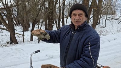 Переправа через Десну: жителі Пекарівського старостату добираються до центру кригою Переправа через Десну: жителі Пекарівського старостату добираються до центру кригою