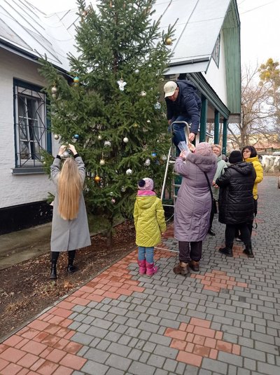 В пам'ять про рідних: у місті на Черкащині прикрасили ялинку на честь загиблих захисників В пам'ять про рідних: у місті на Черкащині прикрасили ялинку на честь загиблих захисників