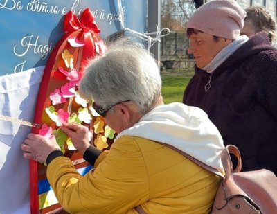 Учасники акції наклеїли свої бажання на поробку у вигляді великодньої крашанки, 14 квітня 2026 року, Хмельниччина Учасники акції наклеїли свої бажання на поробку у вигляді великодньої крашанки, 14 квітня 2026 року, Хмельниччина
