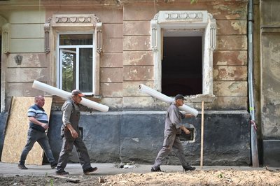 Комунальники ліквідовують наслідки обстрілу Комунальники ліквідовують наслідки обстрілу