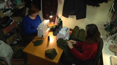 Дві сестри зі своїми дітьми в Житомирі від лютого пошили майже 40 тисяч балаклав для ЗСУ Дві сестри зі своїми дітьми в Житомирі від лютого пошили майже 40 тисяч балаклав для ЗСУ