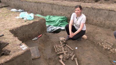 19 людських скелетів, які виявили на Рівненщині, показали журналістам 19 людських скелетів, які виявили на Рівненщині, показали журналістам