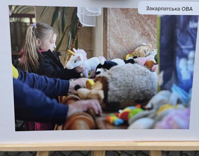 В Ужгороді відкрили фотовиставку у 1000-й день повномасштабної війни В Ужгороді відкрили фотовиставку у 1000-й день повномасштабної війни