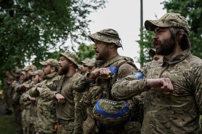 Відзнаки, шеврони та Glock. Тридцять бійців Азову отримали нагороди Відзнаки, шеврони та Glock. Тридцять бійців Азову отримали нагороди