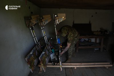 Боєць підрозділу ударних дронів батальйону безпілотних систем "Сапсани" 30-ї ОМБр готує дрон типу "блискавка" до бойової роботи. Донеччина, травень 2026 року Боєць підрозділу ударних дронів батальйону безпілотних систем "Сапсани" 30-ї ОМБр готує дрон типу "блискавка" до бойової роботи. Донеччина, травень 2026 року