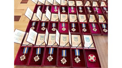 На Черкащині родини загиблих захисників отримали нагороди від Зеленського На Черкащині родини загиблих захисників отримали нагороди від Зеленського