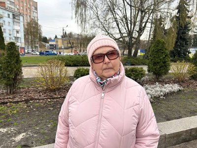 У Житомирі на майдані Корольова зріжуть п'ять засохлих ялин У Житомирі на майдані Корольова зріжуть п'ять засохлих ялин