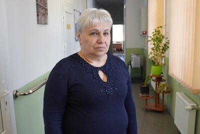Навчився вирізати картини у вʼязниці. Переселенець з Покровська створює картини в центрі допомоги безхатченкам Навчився вирізати картини у вʼязниці. Переселенець з Покровська створює картини в центрі допомоги безхатченкам