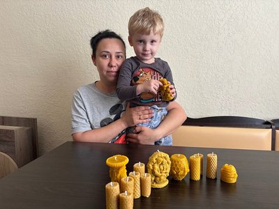 Переселенка зі Слов’янська виготовляє у Малині свічки з воску власної пасіки Переселенка зі Слов’янська виготовляє у Малині свічки з воску власної пасіки
