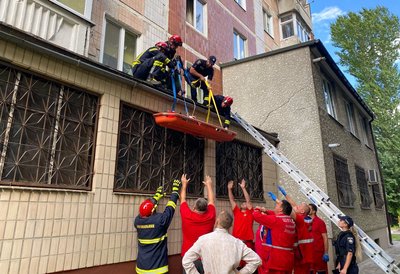 Жінка впала, з третього поверху, на прибудову, випала з вікна, ДСНС, рятувальники, Тернопільщина, липень 2025 Жінка впала, з третього поверху, на прибудову, випала з вікна, ДСНС, рятувальники, Тернопільщина, липень 2025
