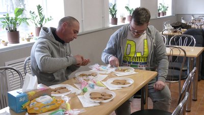 "Великодній смаколик для побратима": військові, які лікуються на Рівненщині, прикрашають паски "Великодній смаколик для побратима": військові, які лікуються на Рівненщині, прикрашають паски