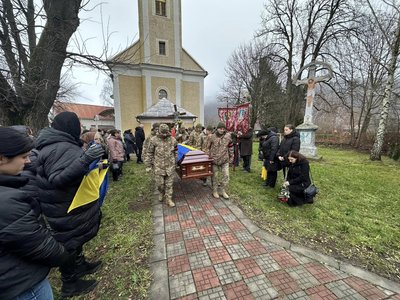 На Закарпатті попрощалися з полеглим захисником Валерієм Марчуком На Закарпатті попрощалися з полеглим захисником Валерієм Марчуком