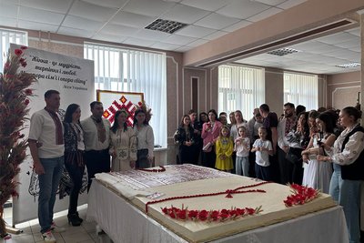 Торт у формі вишитої сорочки вагою понад 200 кілограмів, який представили у Мигівському ліцеї на Буковині Торт у формі вишитої сорочки вагою понад 200 кілограмів, який представили у Мигівському ліцеї на Буковині