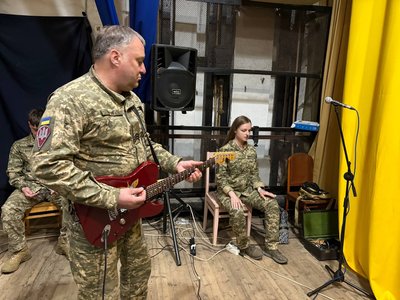 "Зустрічають невесело — проводжають добре", — Валентин Корінець, артист оркестру 199 навчального центру ДШВ "Зустрічають невесело — проводжають добре", — Валентин Корінець, артист оркестру 199 навчального центру ДШВ