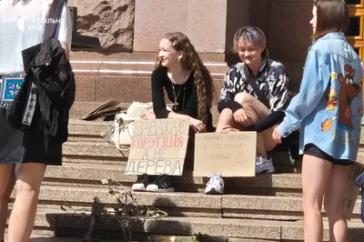 «Теплу — так, вирубці — ні»: під КМДА протестують через вирубку дерев на Теремках «Теплу — так, вирубці — ні»: під КМДА протестують через вирубку дерев на Теремках