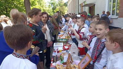 На Житомирщині у День вишиванки діти влаштували благодійний ярмарок, щоб зібрати гроші для ЗСУ