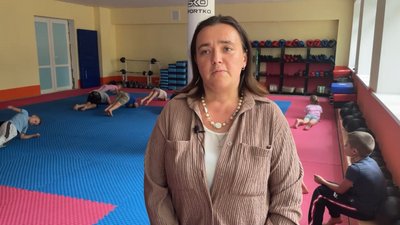 У селі на Чернігівщині за грантові кошти відкрили гурток з карате й запросили сім'ю переселенців, щоб був тренер У селі на Чернігівщині за грантові кошти відкрили гурток з карате й запросили сім'ю переселенців, щоб був тренер