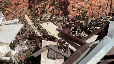 Розбиті глечики внаслідок обстрілу Слов’янськ Донецька область 19 серпня 2025 рік Розбиті глечики внаслідок обстрілу Слов’янськ Донецька область 19 серпня 2025 рік