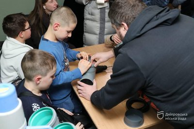 Годівниці для котів та собак: як школярі Дніпра разом з волонтерами рятують тварин у прифронтових громадах Годівниці для котів та собак: як школярі Дніпра разом з волонтерами рятують тварин у прифронтових громадах