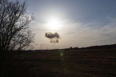 Дим над полем від удару КАБу, який російська армія скинула на село в Донецькій області