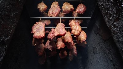 Вироби з гільз та м’ясну продукцію продає ветеран Віктор Суліма в Ужгороді Вироби з гільз та м’ясну продукцію продає ветеран Віктор Суліма в Ужгороді