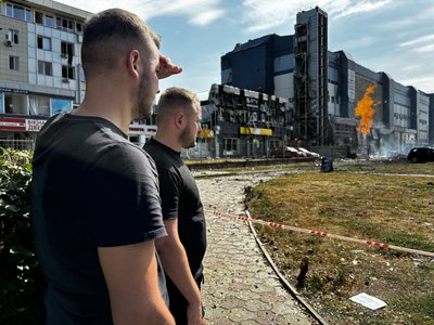 У Салтівському районі влучання поблизу входу у супермаркет на Академіка Павлова У Салтівському районі влучання поблизу входу у супермаркет на Академіка Павлова