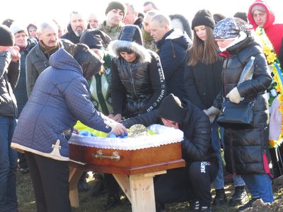 На Одещині простились з 28-річним десантником, який загинув у Луганській області На Одещині простились з 28-річним десантником, який загинув у Луганській області