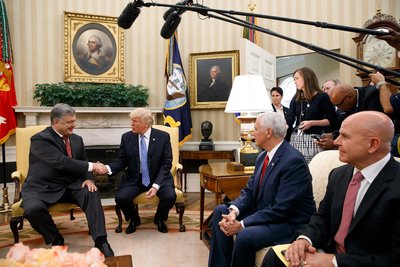 Президент США Дональд Трамп тисне руку президенту України Петру Порошенку у Білому домі 20 червня 2017 року Президент США Дональд Трамп тисне руку президенту України Петру Порошенку у Білому домі 20 червня 2017 року