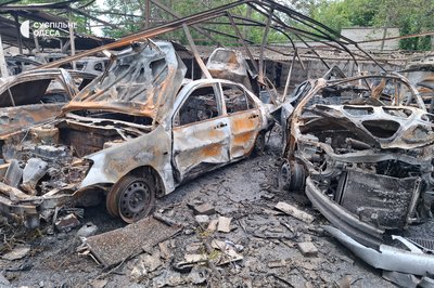 Знищено понад 20 авто на стоянці посеред багатоповерхівок: наслідки атаки РФ по Одесі Знищено понад 20 авто на стоянці посеред багатоповерхівок: наслідки атаки РФ по Одесі