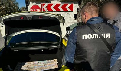 обшук, гроші в багажнику, поліція обшук, гроші в багажнику, поліція