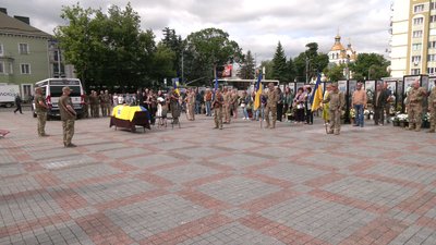 "Я його пам'ятаю добрим, сміливим хлопцем": попрощалися з Іваном Лисенком у Рівному "Я його пам'ятаю добрим, сміливим хлопцем": попрощалися з Іваном Лисенком у Рівному