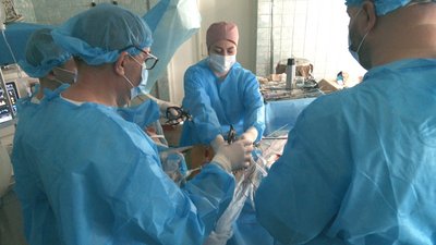 Роблять операції, які раніше в Чернігові не робили: як працюють медики-переселенці із Сум Роблять операції, які раніше в Чернігові не робили: як працюють медики-переселенці із Сум