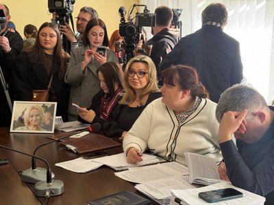 Потерпіла Софія Особа з адвокаткою Наталією Романик та прокурори Олена Данилів та Дмитро Петльований Потерпіла Софія Особа з адвокаткою Наталією Романик та прокурори Олена Данилів та Дмитро Петльований