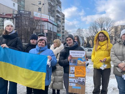 У Тернополі вшанували загиблих Героїв Небесної Сотні акцією "Ангели пам'яті" У Тернополі вшанували загиблих Героїв Небесної Сотні акцією "Ангели пам'яті"