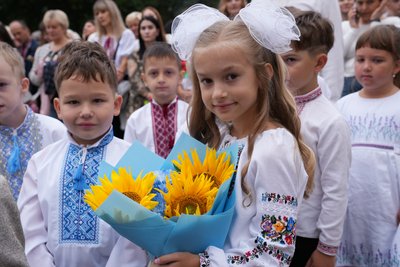 Перший дзвоник, першокласниця, Івано-Франківськ Перший дзвоник, першокласниця, Івано-Франківськ