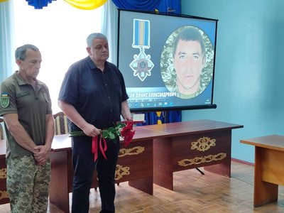 Родинам трьох полеглих військових з Одещини вручили ордени "За мужність" Родинам трьох полеглих військових з Одещини вручили ордени "За мужність"