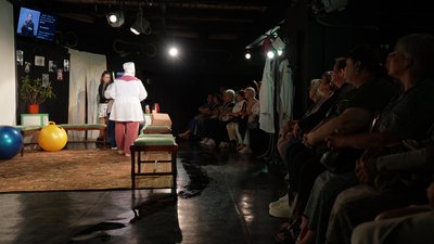 "Відчути театр": у Сумах представили першу виставу для глядачів з вадами слуху "Відчути театр": у Сумах представили першу виставу для глядачів з вадами слуху