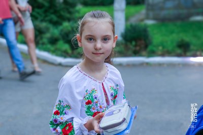 На Вінниччині нацгвардійці провели в школу доньку полоненого побратима На Вінниччині нацгвардійці провели в школу доньку полоненого побратима