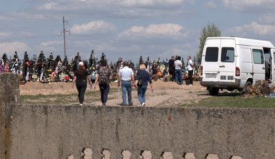 На кладовищах Луцької громади перед Провідною неділею наводять лад