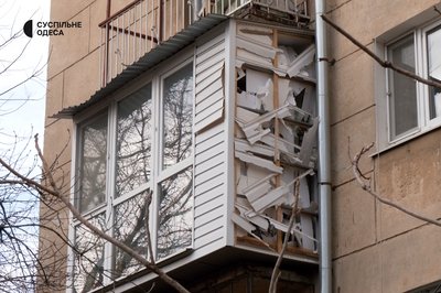 "Горіли наші машини": мешканці будинку в Одесі, в який влучили уламки дрона, оговтуються після пережитого "Горіли наші машини": мешканці будинку в Одесі, в який влучили уламки дрона, оговтуються після пережитого